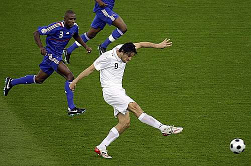 Euro 2008 (19).jpg - Italy's Luca Toni (R) kicks the ball as France's Eric Abidal watches during their Group C Euro 2008 soccer match at Letzigrund stadium in Zurich June 17, 2008.     (SWITZERLAND)